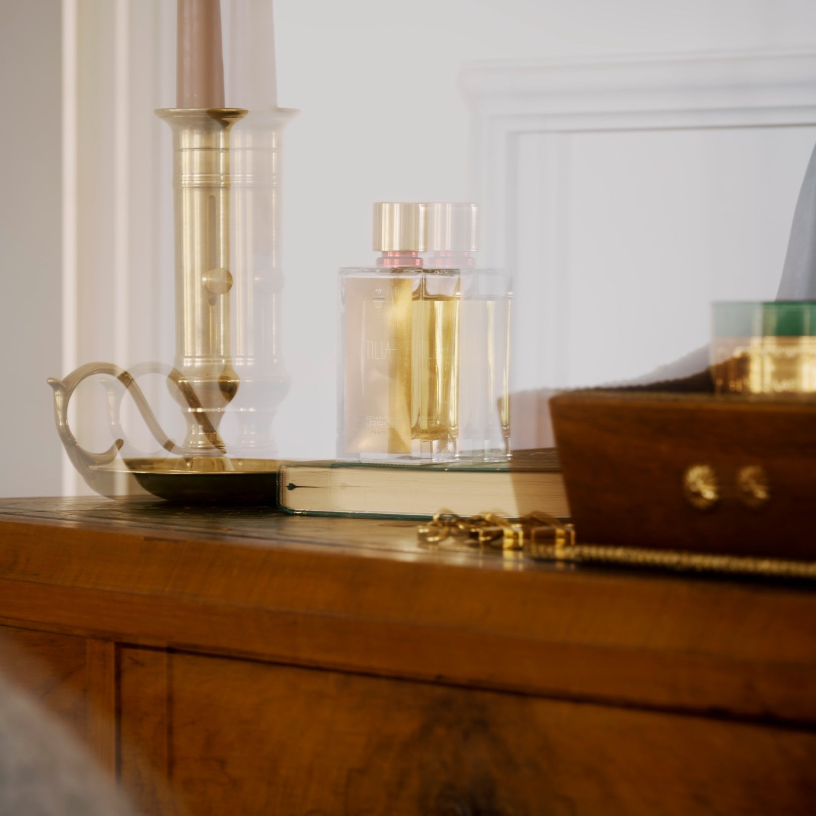 The poetic allure of a warm and spicy perfume signature